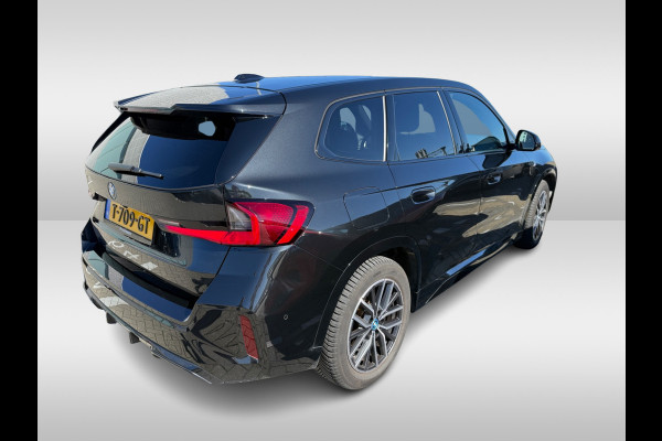 BMW iX1 xDrive30 Launch Edition 67 kWh M Sport / Trekhaak / 360Camera / Head-up / Leder / CarPlay / 18'' / Keyless / Stoelverwarming / DAB / Cruise Control