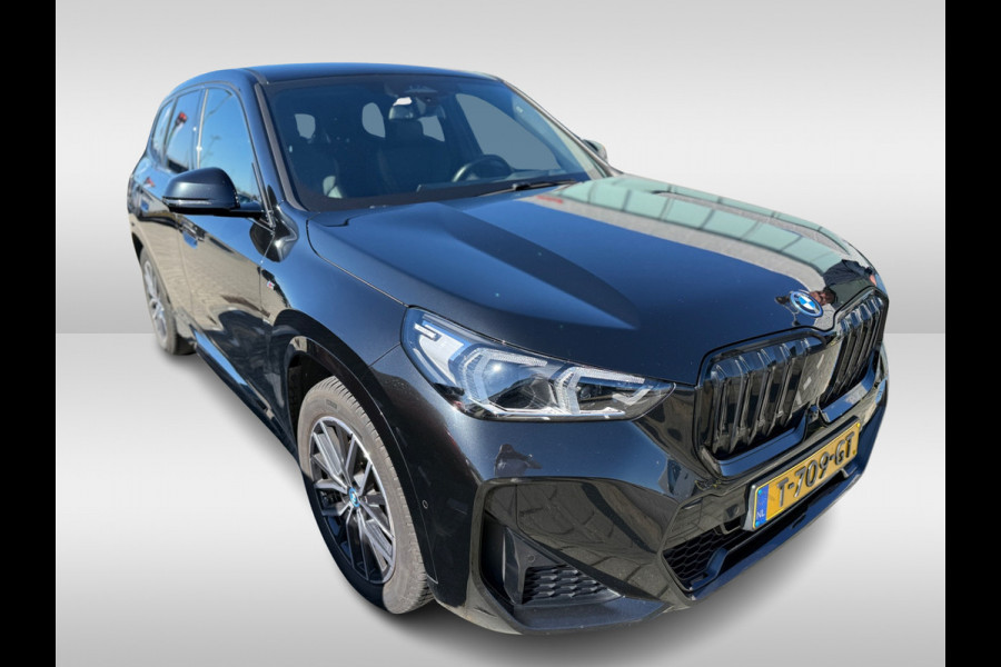 BMW iX1 xDrive30 Launch Edition 67 kWh M Sport / Trekhaak / 360Camera / Head-up / Leder / CarPlay / 18'' / Keyless / Stoelverwarming / DAB / Cruise Control