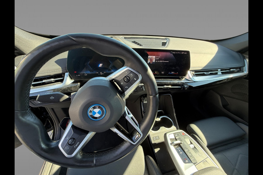 BMW iX1 xDrive30 Launch Edition 67 kWh M Sport / Trekhaak / 360Camera / Head-up / Leder / CarPlay / 18'' / Keyless / Stoelverwarming / DAB / Cruise Control