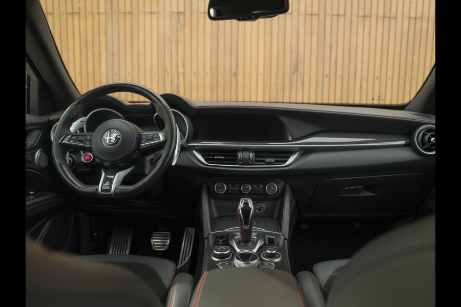Alfa Romeo Stelvio 2.9 V6 AWD Quadrifoglio | Harman/Kardon | Rosso Competizione | Adapt. cruise | CarPlay | Carbon stuur