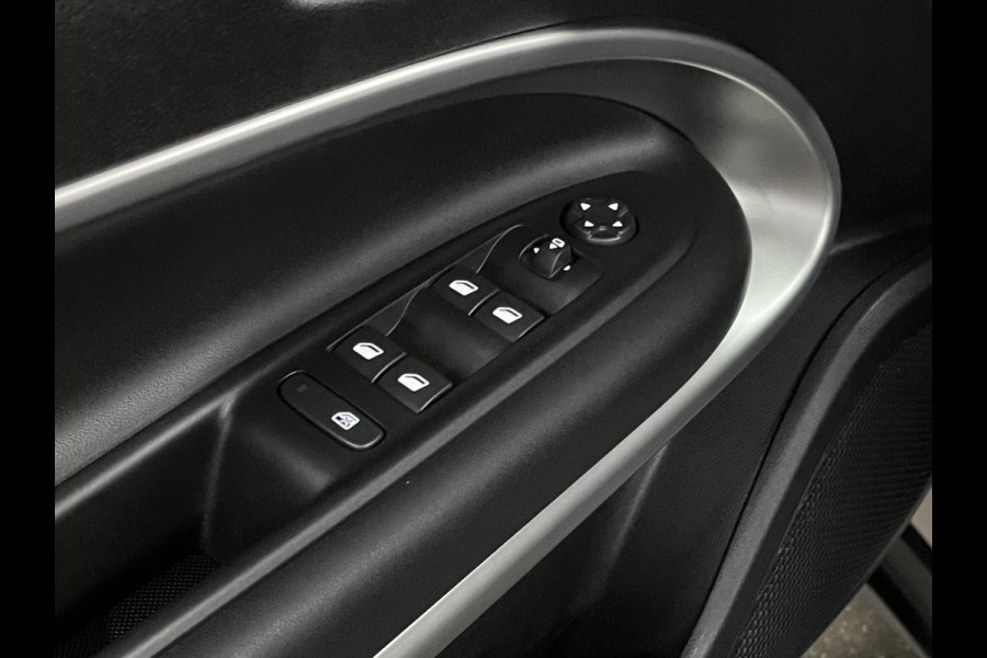 Jeep Avenger Summit 54 kWh *2.496 km* Adaptive cruise control | Camera | Carplay | Airco | Dodehoek detectie | 18" lichtmetalen wielen |