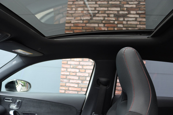 Mercedes-Benz A-Klasse 250 4MATIC AMG Line | 224pk | Panoramadak | Memory | Burmester | Camera | Standkachel | Keyless Go | Apple Carplay | Nightpakket | Verwarmd Stuurwiel |