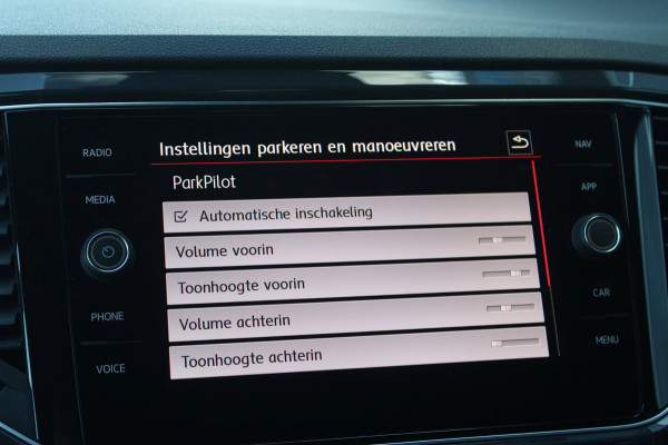 Volkswagen T-Roc 1.5 TSI R-Line Org. NL | Af. Trekhaak | Virtueel | ACC | Stoel/stuurverwarming