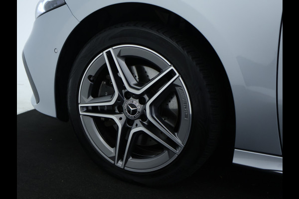 Mercedes-Benz A-Klasse 250 e Plug-In Hybride AMG Sportpakket | Sfeerverlichting | Keyless Go | Parkeerpakket met Camera | CarPlay | Inclusief 24 maanden Mercedes-Benz Certified garantie voor Europa. garage-sale