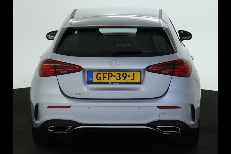 Mercedes-Benz A-Klasse 250 e Plug-In Hybride AMG Sportpakket | Sfeerverlichting | Keyless Go | Parkeerpakket met Camera | CarPlay | Inclusief 24 maanden Mercedes-Benz Certified garantie voor Europa. garage-sale