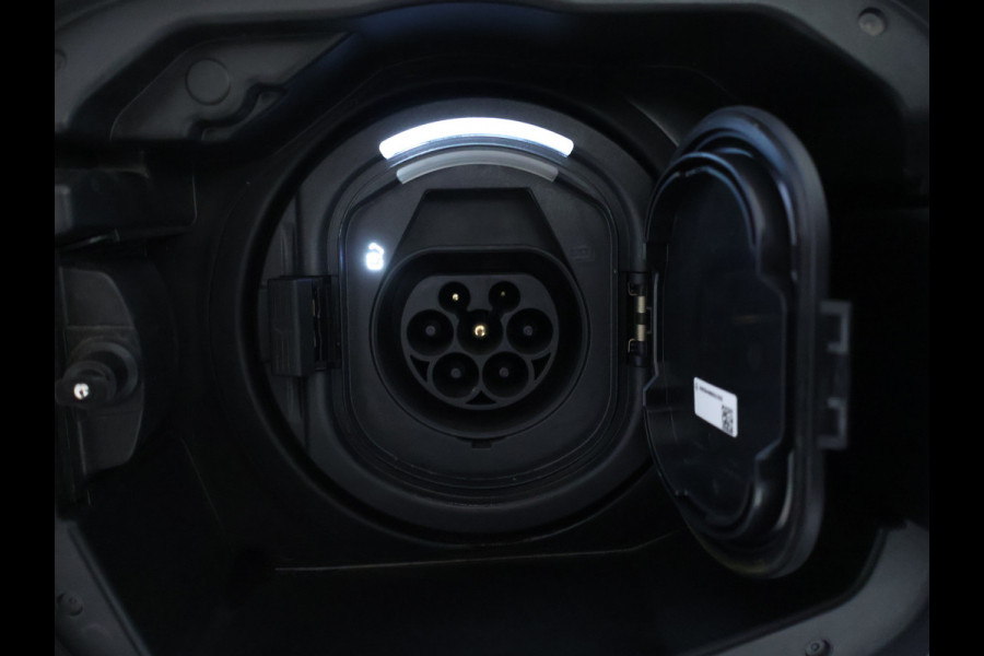 Mercedes-Benz A-Klasse 250 e Plug-In Hybride AMG Sportpakket | Sfeerverlichting | Keyless Go | Parkeerpakket met Camera | CarPlay | Inclusief 24 maanden Mercedes-Benz Certified garantie voor Europa. garage-sale