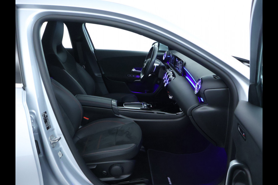 Mercedes-Benz A-Klasse 250 e Plug-In Hybride AMG Sportpakket | Sfeerverlichting | Keyless Go | Parkeerpakket met Camera | CarPlay | Inclusief 24 maanden Mercedes-Benz Certified garantie voor Europa. garage-sale