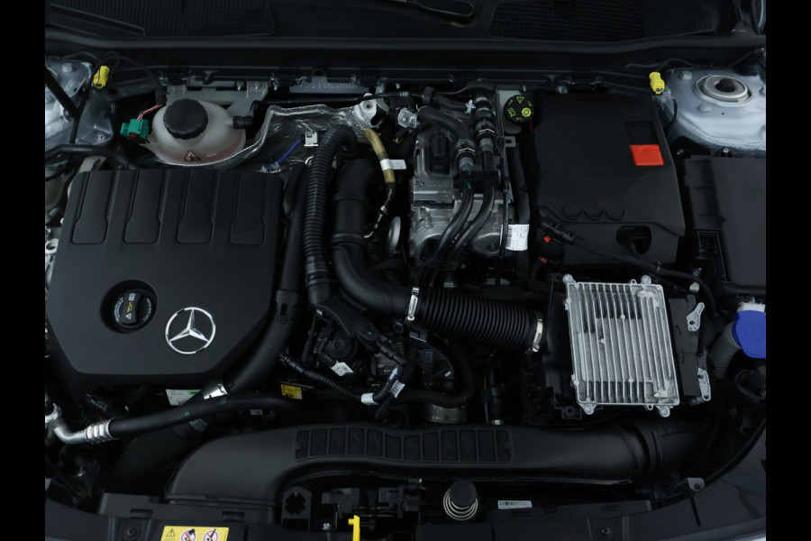 Mercedes-Benz A-Klasse 250 e Plug-In Hybride AMG Sportpakket | Sfeerverlichting | Keyless Go | Parkeerpakket met Camera | CarPlay | Inclusief 24 maanden Mercedes-Benz Certified garantie voor Europa. garage-sale