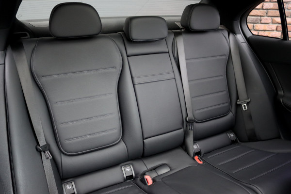Mercedes-Benz C-Klasse 300 e 4MATIC AMG Line | Distronic+ | Massage | Burmester | Panoramadak | Memory | Digital Light | HUD | Surround Camera | Augmented Reality | Verwarmd Stuurwiel |