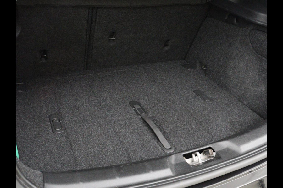 Volvo V40 1.5 T3 Polar+ Sport | Panoramadak | Stoelverwarming | Leder/Alcantara | Standkachel | Camera | Park Assist | Navigatie | Full LED | Keyless | Climate control | Bluetooth | Cruise control | R Design