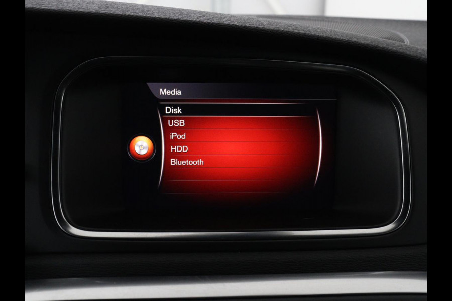 Volvo V40 1.5 T3 Polar+ Sport | Panoramadak | Stoelverwarming | Leder/Alcantara | Standkachel | Camera | Park Assist | Navigatie | Full LED | Keyless | Climate control | Bluetooth | Cruise control | R Design