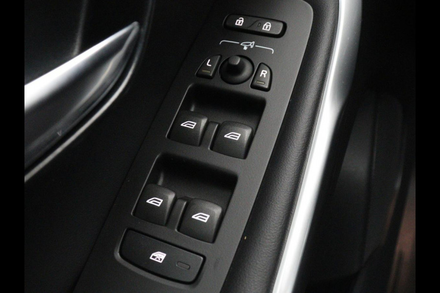 Volvo V40 1.5 T3 Polar+ Sport | Panoramadak | Stoelverwarming | Leder/Alcantara | Standkachel | Camera | Park Assist | Navigatie | Full LED | Keyless | Climate control | Bluetooth | Cruise control | R Design