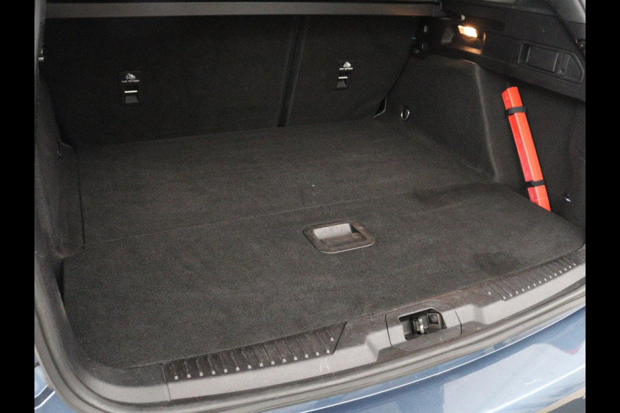 Ford Focus 1.5 EcoBoost ST Line | Trekhaak | Stoel & Stuurverwarming | Keyless | Carplay | Climate control | Parkeerhulp | Full LED | Cruise control | Navigatie | Bluetooth | Getint glas