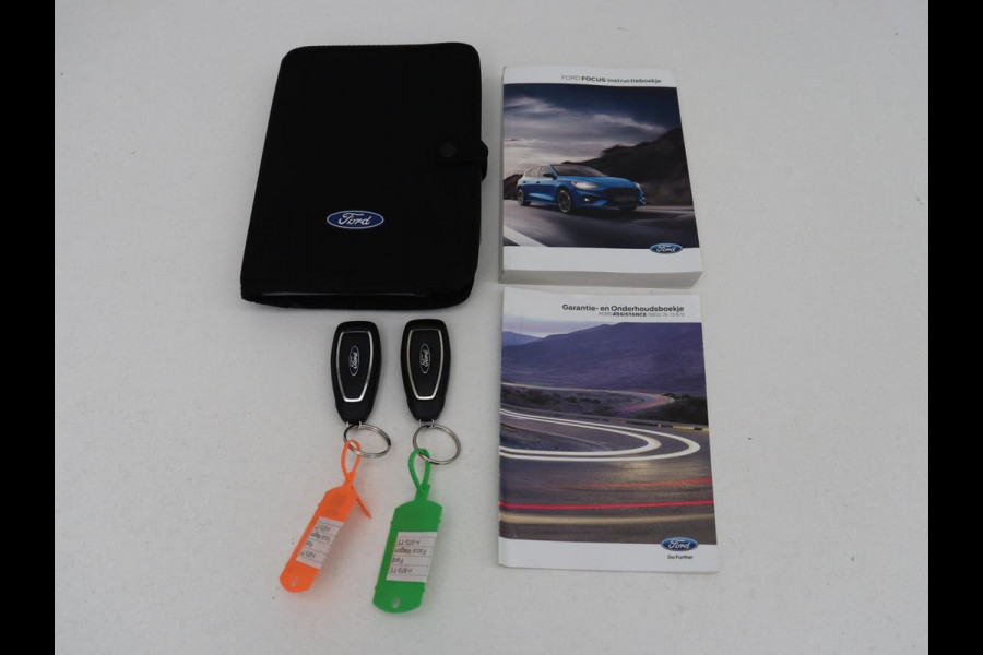Ford Focus 1.5 EcoBoost ST Line | Trekhaak | Stoel & Stuurverwarming | Keyless | Carplay | Climate control | Parkeerhulp | Full LED | Cruise control | Navigatie | Bluetooth | Getint glas