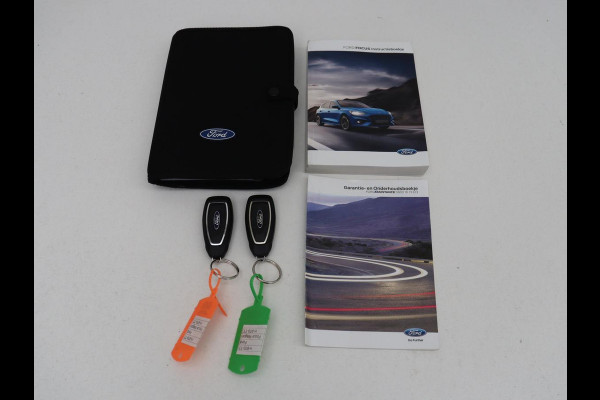 Ford Focus 1.5 EcoBoost ST Line | Trekhaak | Stoel & Stuurverwarming | Keyless | Carplay | Climate control | Parkeerhulp | Full LED | Cruise control | Navigatie | Bluetooth | Getint glas