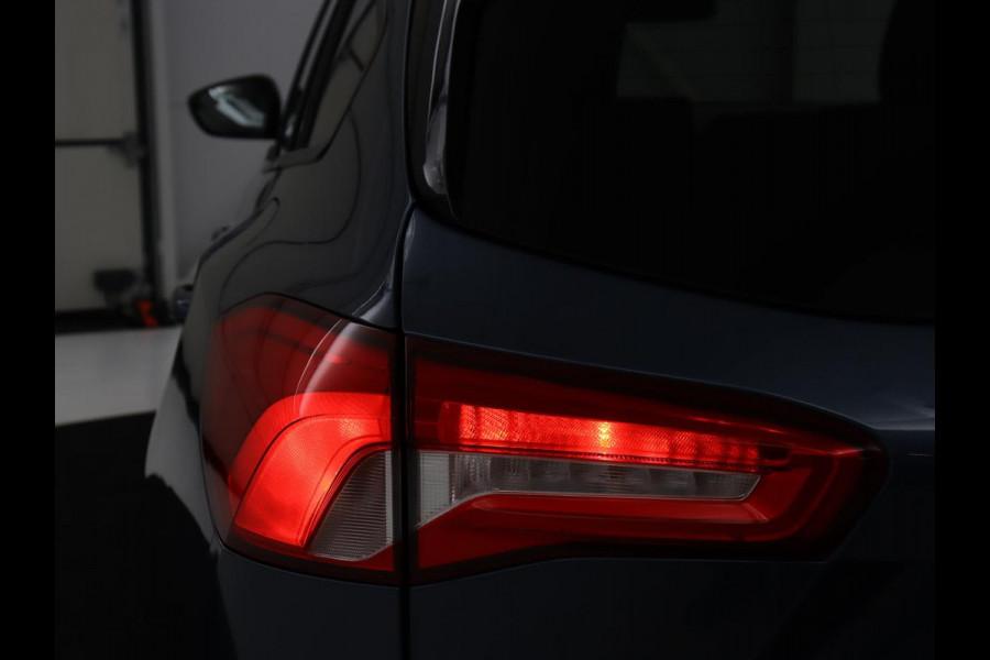 Ford Focus 1.5 EcoBoost ST Line | Trekhaak | Stoel & Stuurverwarming | Keyless | Carplay | Climate control | Parkeerhulp | Full LED | Cruise control | Navigatie | Bluetooth | Getint glas