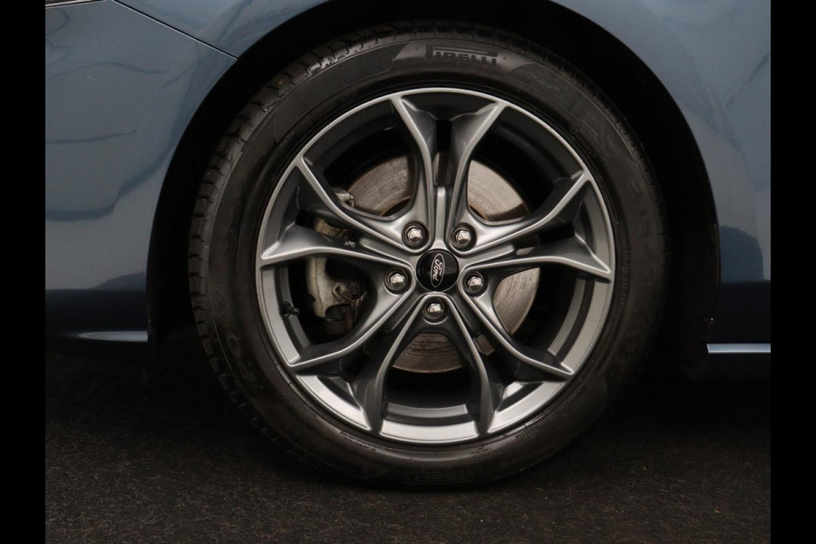 Ford Focus 1.5 EcoBoost ST Line | Trekhaak | Stoel & Stuurverwarming | Keyless | Carplay | Climate control | Parkeerhulp | Full LED | Cruise control | Navigatie | Bluetooth | Getint glas