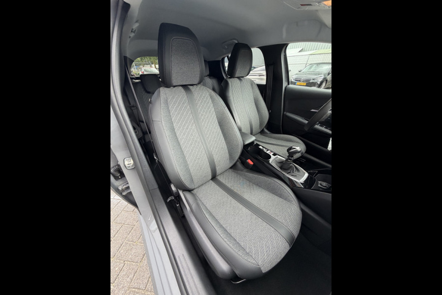 Peugeot 208 100pk Allure (Camera - LED - Navigatie - Apple Carplay - Automatische Airco - Parkeersensoren)