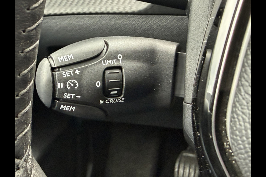 Peugeot 208 100pk Allure (Camera - LED - Navigatie - Apple Carplay - Automatische Airco - Parkeersensoren)