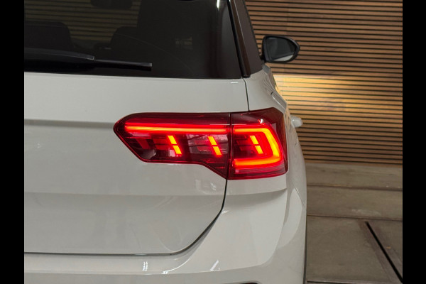 Volkswagen T-Roc 1.5 TSI R-Line Business | IQ.Light Matrix LED | ACC | Digital Cockpit Pro | Camera | Park Assist | Black Style