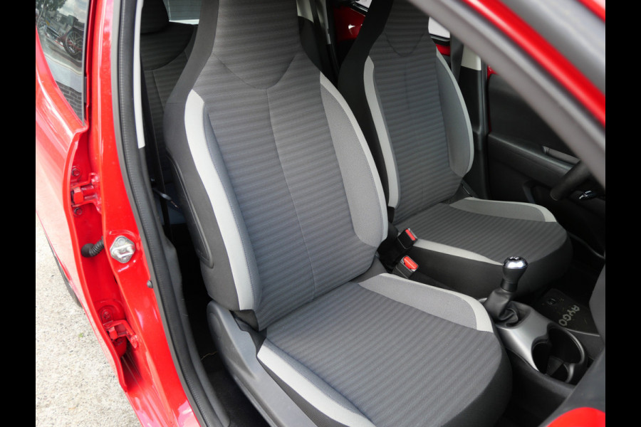 Toyota Aygo 1.0 VVT-i X-PLAY | CAMERA | CARPLAY | NAVIGATIE | ALL-SEASON | APK 03-2027!!