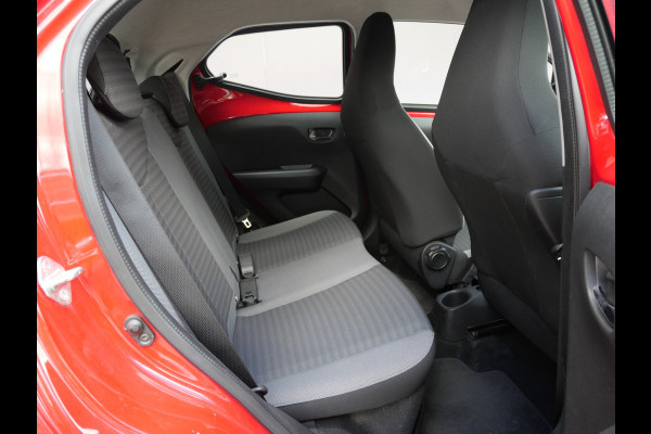Toyota Aygo 1.0 VVT-i X-PLAY | CAMERA | CARPLAY | NAVIGATIE | ALL-SEASON | APK 03-2027!!