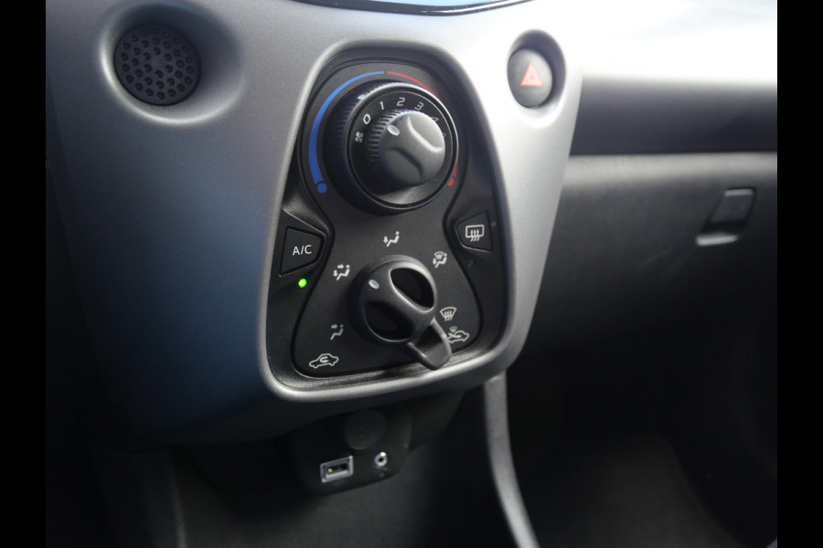 Toyota Aygo 1.0 VVT-i X-PLAY | CAMERA | CARPLAY | NAVIGATIE | ALL-SEASON | APK 03-2027!!