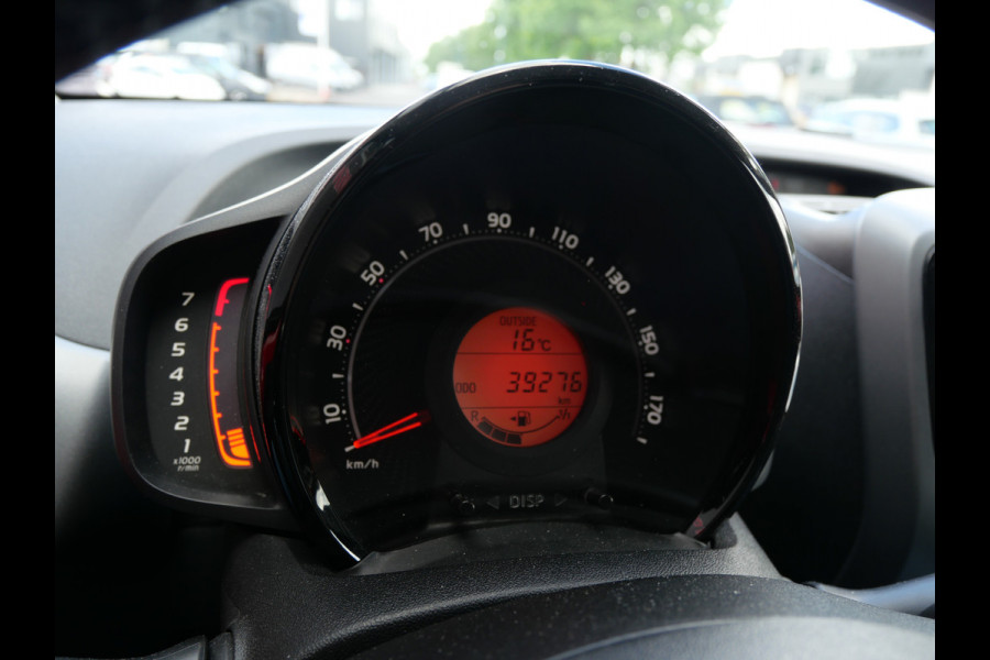 Toyota Aygo 1.0 VVT-i X-PLAY | CAMERA | CARPLAY | NAVIGATIE | ALL-SEASON | APK 03-2027!!