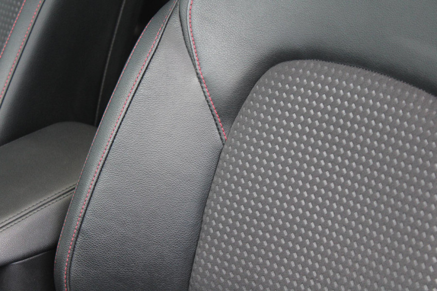 Ford Focus 1.5 EcoBoost ST Line Business 182 PK | Stoelverwarming | Panorama Dak | Bang & Olufsen Audio | 19'' Lichtmetalen Velgen | Cruise Control |