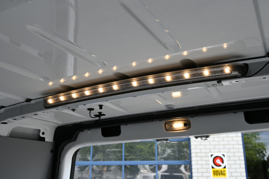 Mercedes-Benz Sprinter 317 CDI L2H2 3500 KG trekhaak, LED, Geveerde stoel
