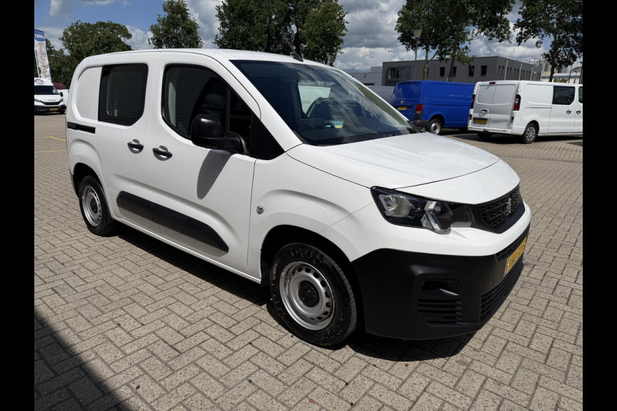 Peugeot Partner 1.2 PureTech Premium / vaste prijs rijklaar € 11.750 ex btw / lease vanaf € 198 / airco / cruise control / benzine grijs kenteken / pdc achter / raam in de schuifdeur