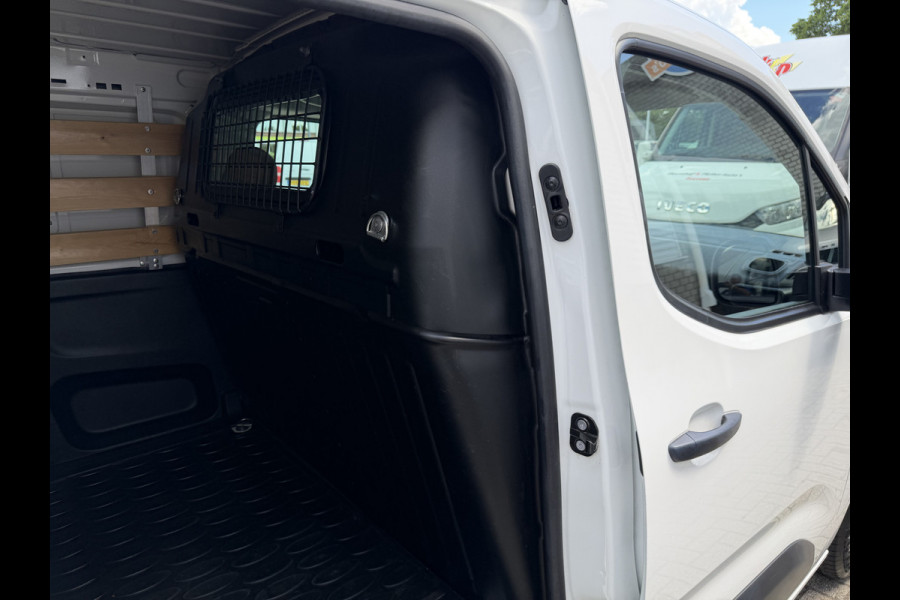 Peugeot Partner 1.2 PureTech Premium / vaste prijs rijklaar € 11.750 ex btw / lease vanaf € 198 / airco / cruise control / benzine grijs kenteken / pdc achter / raam in de schuifdeur