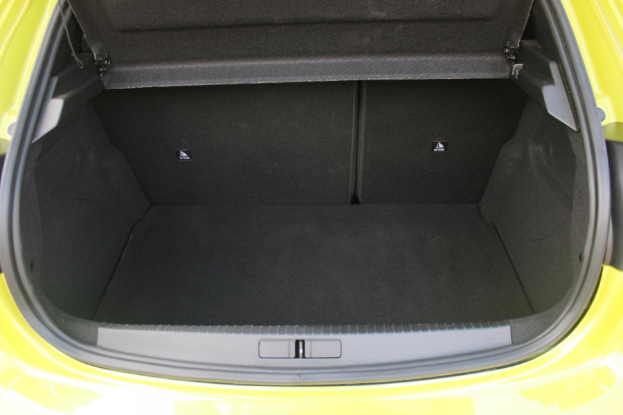Peugeot 208 1.2 100PK ALLURE | PARKEERSENSOREN VOOR + ACHTER | DRAADLOZE APPLE CARPLAY/ANDROID AUTO | CRUISE CONTROL | DAB+ RADIO | CLIMATE CONTROL | LED KOPLAMPEN | LICHTMETALEN VELGEN 16" |