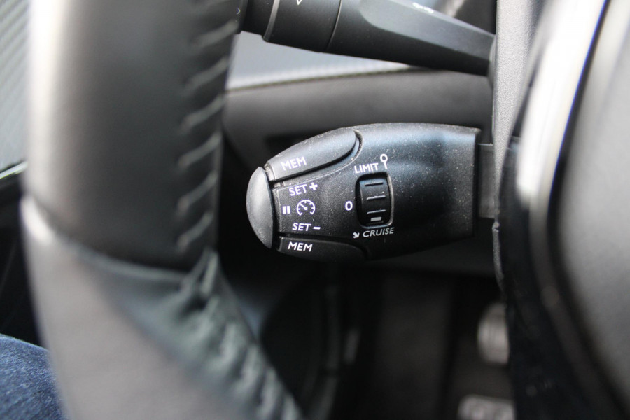 Peugeot 208 1.2 100PK ALLURE | PARKEERSENSOREN VOOR + ACHTER | DRAADLOZE APPLE CARPLAY/ANDROID AUTO | CRUISE CONTROL | DAB+ RADIO | CLIMATE CONTROL | LED KOPLAMPEN | LICHTMETALEN VELGEN 16" |