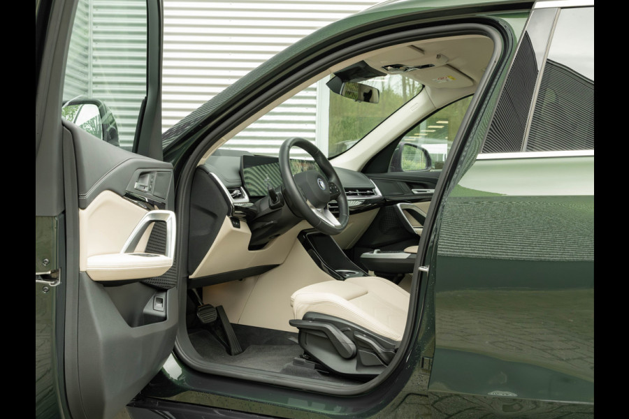 BMW iX1 eDrive20 xLine - Sportstoelen - ACC - Head-up - Parking Assist Plus