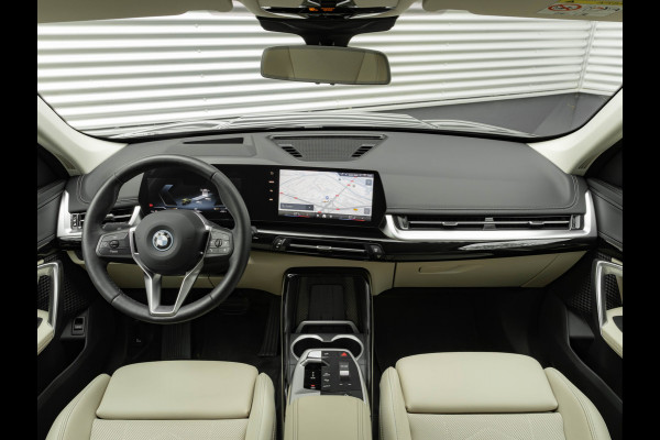 BMW iX1 eDrive20 xLine - Sportstoelen - ACC - Head-up - Parking Assist Plus