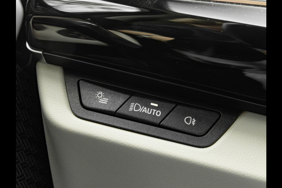 BMW iX1 eDrive20 xLine - Sportstoelen - ACC - Head-up - Parking Assist Plus