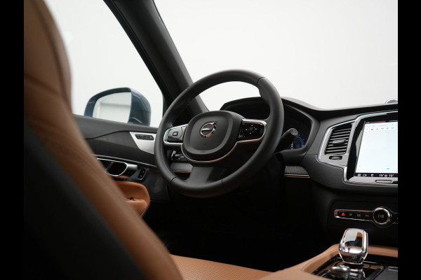 Volvo XC90 T8 Recharge AWD Ultimate Bright 7 Persoons LONG RANGE PHEV 455pk Dealer O.H. | Trekhaak Af Fabriek | Panodak | Head Up | Adaptive Cruise | 360 Camera | Bowers & Wilkins | Lederen Sportstoelen Massage & Memory & Ventilatie | Google Assistent | Stoelen & Stuur Verwarmd  | Keyless | Blis | Plug In Hybrid |