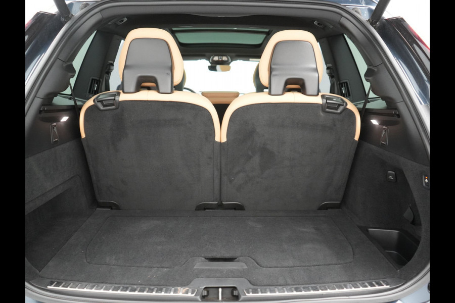 Volvo XC90 T8 Recharge AWD Ultimate Bright 7 Persoons LONG RANGE PHEV 455pk Dealer O.H. | Trekhaak Af Fabriek | Panodak | Head Up | Adaptive Cruise | 360 Camera | Bowers & Wilkins | Lederen Sportstoelen Massage & Memory & Ventilatie | Google Assistent | Stoelen & Stuur Verwarmd  | Keyless | Blis | Plug In Hybrid |