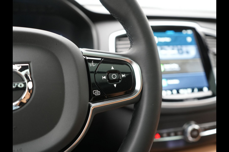 Volvo XC90 T8 Recharge AWD Ultimate Bright 7 Persoons LONG RANGE PHEV 455pk Dealer O.H. | Trekhaak Af Fabriek | Panodak | Head Up | Adaptive Cruise | 360 Camera | Bowers & Wilkins | Lederen Sportstoelen Massage & Memory & Ventilatie | Google Assistent | Stoelen & Stuur Verwarmd  | Keyless | Blis | Plug In Hybrid |