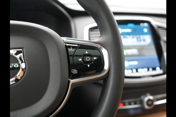 Volvo XC90 T8 Recharge AWD Ultimate Bright 7 Persoons LONG RANGE PHEV 455pk Dealer O.H. | Trekhaak Af Fabriek | Panodak | Head Up | Adaptive Cruise | 360 Camera | Bowers & Wilkins | Lederen Sportstoelen Massage & Memory & Ventilatie | Google Assistent | Stoelen & Stuur Verwarmd  | Keyless | Blis | Plug In Hybrid |