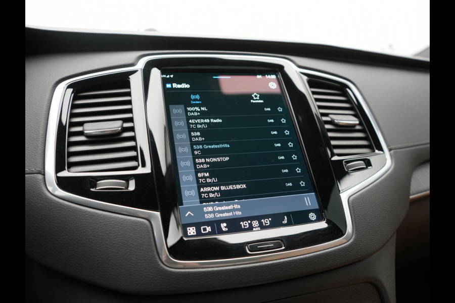 Volvo XC90 T8 Recharge AWD Ultimate Bright 7 Persoons LONG RANGE PHEV 455pk Dealer O.H. | Trekhaak Af Fabriek | Panodak | Head Up | Adaptive Cruise | 360 Camera | Bowers & Wilkins | Lederen Sportstoelen Massage & Memory & Ventilatie | Google Assistent | Stoelen & Stuur Verwarmd  | Keyless | Blis | Plug In Hybrid |