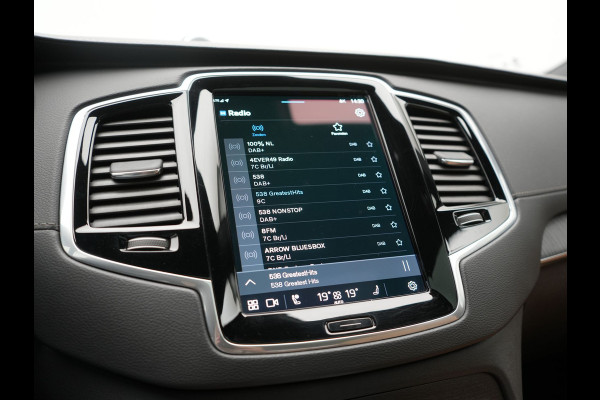 Volvo XC90 T8 Recharge AWD Ultimate Bright 7 Persoons LONG RANGE PHEV 455pk Dealer O.H. | Trekhaak Af Fabriek | Panodak | Head Up | Adaptive Cruise | 360 Camera | Bowers & Wilkins | Lederen Sportstoelen Massage & Memory & Ventilatie | Google Assistent | Stoelen & Stuur Verwarmd  | Keyless | Blis | Plug In Hybrid |