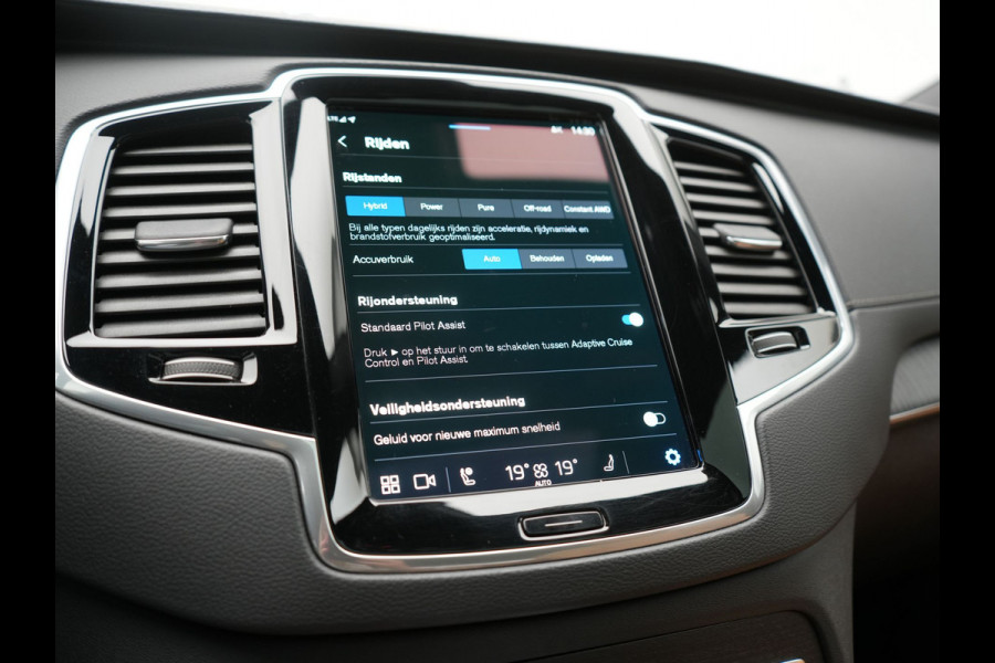 Volvo XC90 T8 Recharge AWD Ultimate Bright 7 Persoons LONG RANGE PHEV 455pk Dealer O.H. | Trekhaak Af Fabriek | Panodak | Head Up | Adaptive Cruise | 360 Camera | Bowers & Wilkins | Lederen Sportstoelen Massage & Memory & Ventilatie | Google Assistent | Stoelen & Stuur Verwarmd  | Keyless | Blis | Plug In Hybrid |