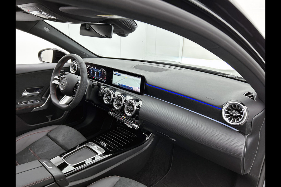 Mercedes-Benz A-Klasse 250 e Business Solution AMG | Nightpakket | Advanced sound system | Dodehoekassistent | Panoramaschuifdak | Smartphone-integratie | |