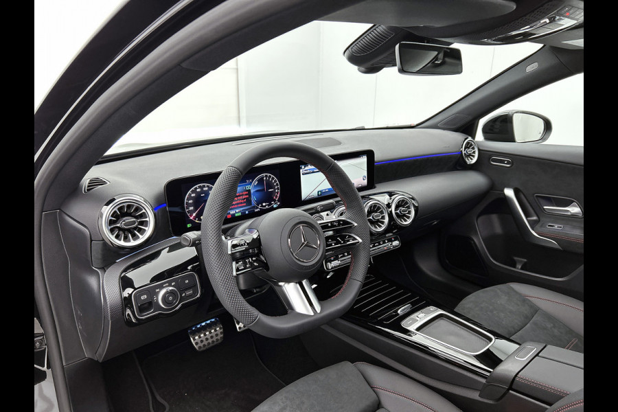 Mercedes-Benz A-Klasse 250 e Business Solution AMG | Nightpakket | Advanced sound system | Dodehoekassistent | Panoramaschuifdak | Smartphone-integratie | |