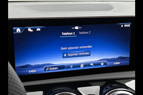 Mercedes-Benz A-Klasse 250 e Business Solution AMG | AMG Line Plus pakket | Smartphone-integratie | Head-up display | Panoramaschuifdak | Inclusief 24 maanden Mercedes-Benz Certified garantie voor Europa.