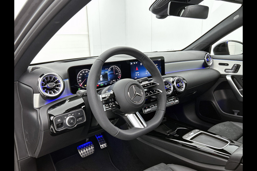 Mercedes-Benz A-Klasse 250 e Business Solution AMG | AMG Line Plus pakket | Smartphone-integratie | Head-up display | Panoramaschuifdak | Inclusief 24 maanden Mercedes-Benz Certified garantie voor Europa.