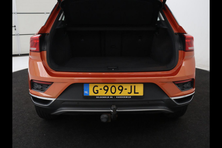 Volkswagen T-Roc 1.5 TSI Style Business | Trekhaak | Stoelverwarming | Camera | Carplay | Adaptive cruise | Navigatie | Parkeerhulp | DAB | Bluetooth | Climate control