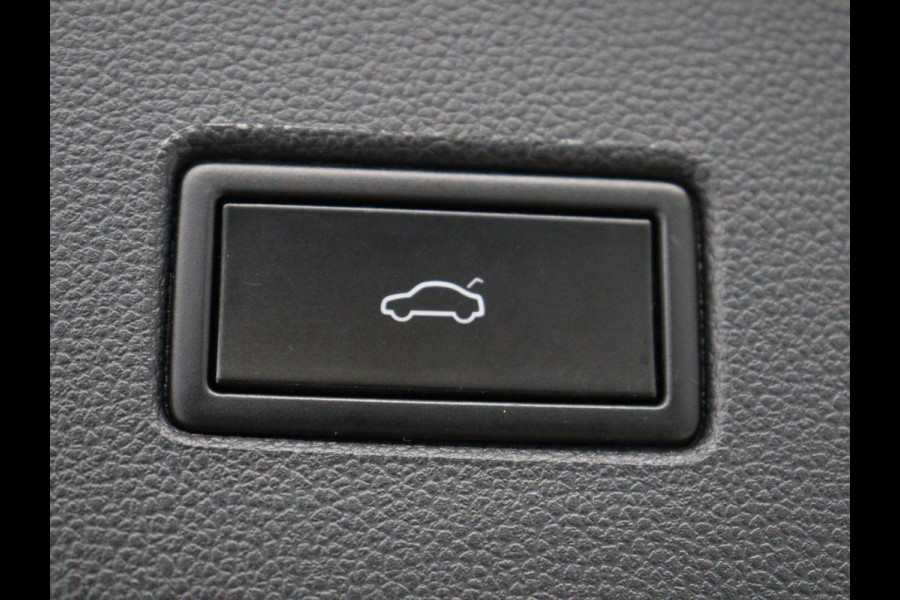 Volkswagen T-Roc 1.5 TSI Style Business | Trekhaak | Stoelverwarming | Camera | Carplay | Adaptive cruise | Navigatie | Parkeerhulp | DAB | Bluetooth | Climate control